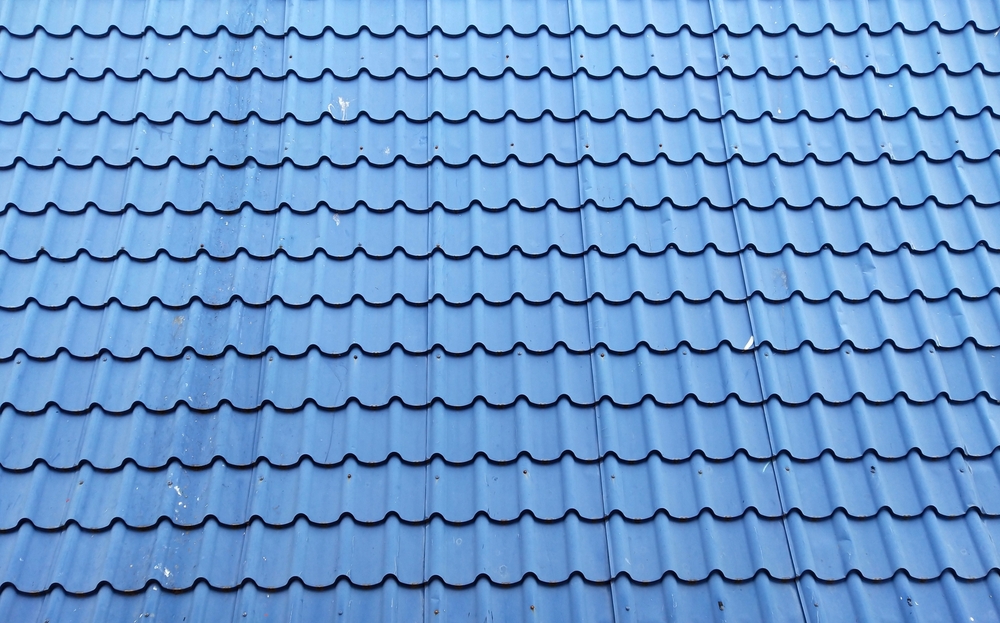 The,Bright,Blue,Roof,Tiles,Reflect,The,Sunlight,,Looking,Beautiful.