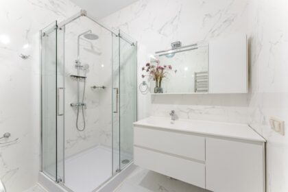 The,Interior,Of,A,Small,And,Minimalistic,,,White,Bathroom