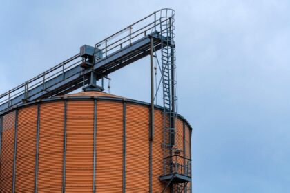 A,Large,,Cylindrical,Grain,Silo,Stands,Prominently,Against,A,Cloudy