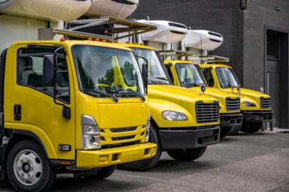 Industrial,Carrier,Middle,Duty,Rig,Semi,Trucks,With,Day,Cab