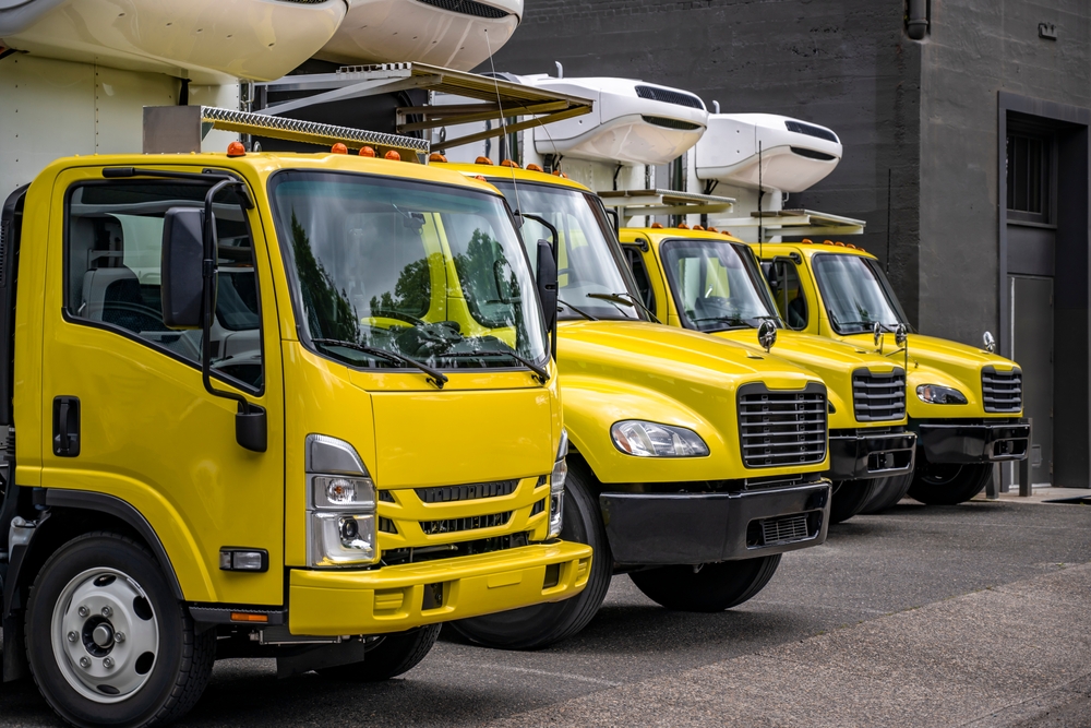 Industrial,Carrier,Middle,Duty,Rig,Semi,Trucks,With,Day,Cab