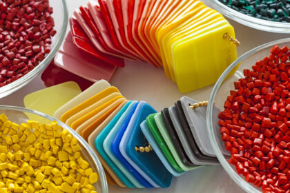 Colorful,Plastic,Granules,And,Finished,Plastic,Plates