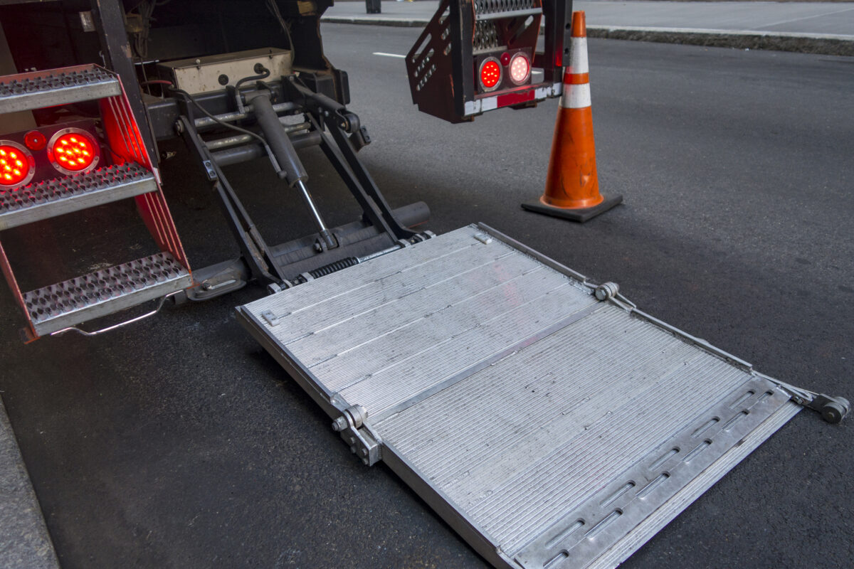 delvering truck stainless steel loading and unloading gate hydronic lift urban city street