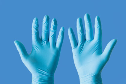 Hands,Of,A,Medic,In,The,Blue,Latex,Gloves,On